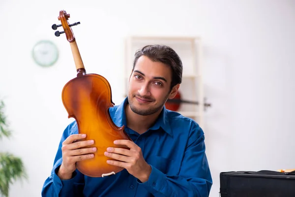 Молодой мастер по ремонту скрипки — стоковое фото