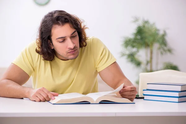 Ung manlig student förbereder sig för tentor hemma — Stockfoto