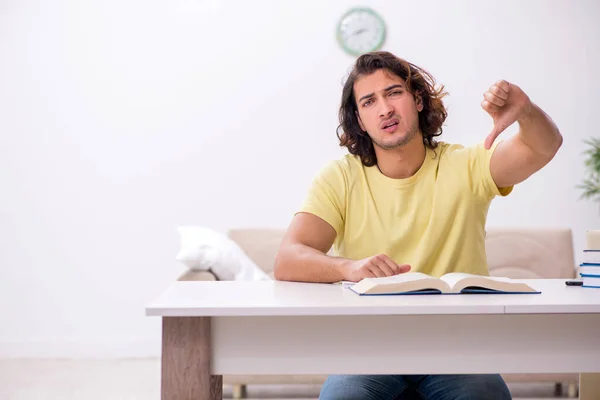 Junge männliche Studenten bereiten sich zu Hause auf Prüfungen vor — Stockfoto