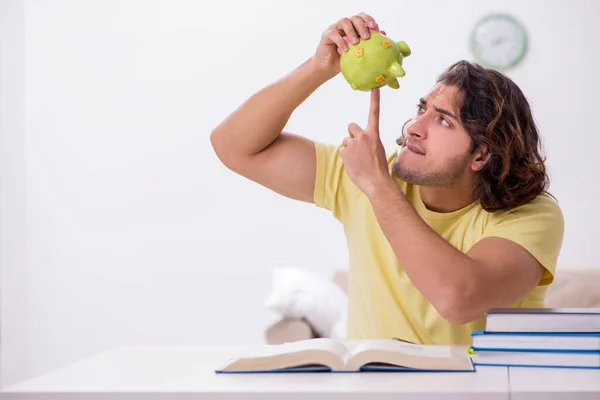 Junge männliche Studenten bereiten sich zu Hause auf Prüfungen vor — Stockfoto