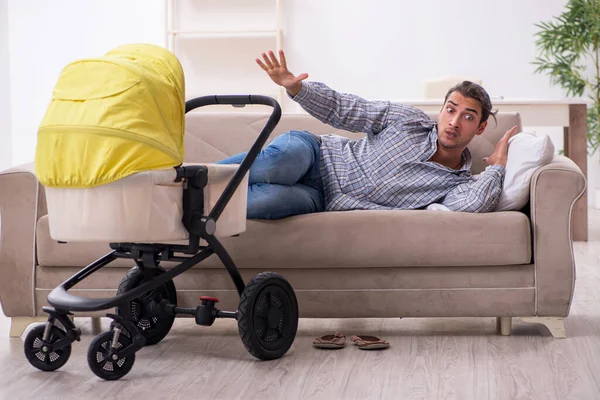 Padre joven cuidando al bebé recién nacido en casa — Foto de Stock