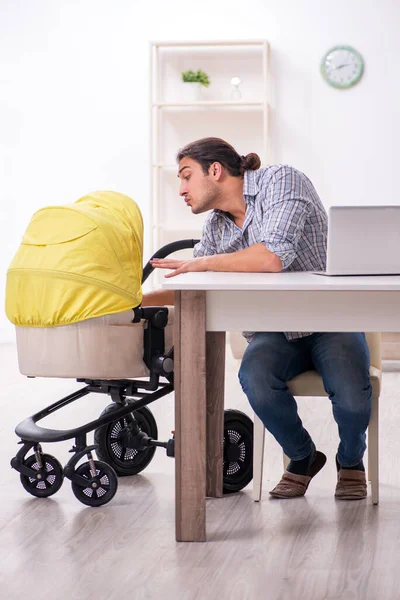 Pai jovem cuidando do bebê recém-nascido em casa — Fotografia de Stock