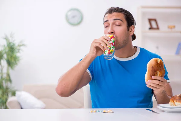 食事のコンセプトで若い空腹の男 — ストック写真