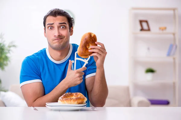 Молодой голодный человек в концепции диеты — стоковое фото