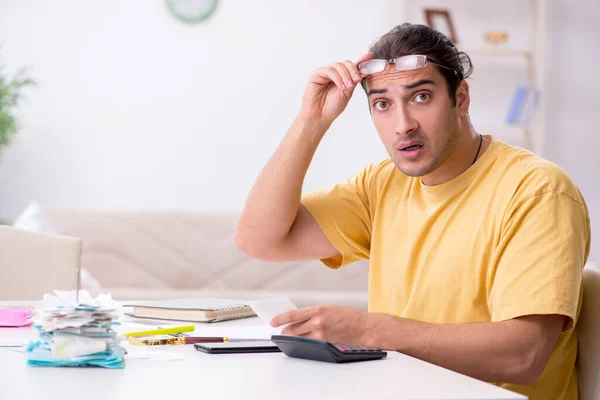 Concept de jeune homme dans la planification budgétaire — Photo