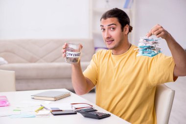 Bütçe planlama konseptinde genç bir adam