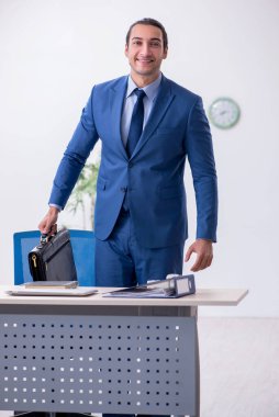 Ofiste genç bir erkek çalışan var.