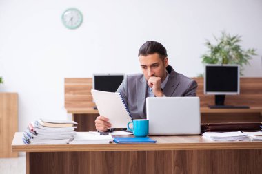 Genç bir erkek işçi aşırı işten memnun değil.