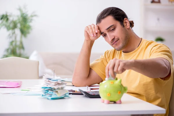 Junger Mann im Haushaltssicherungskonzept — Stockfoto