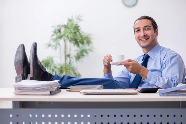 Junge männliche Angestellte im Büro — Stockfoto