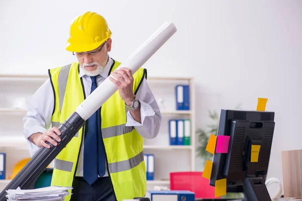 Antiguo arquitecto masculino trabajando en la oficina — Foto de Stock