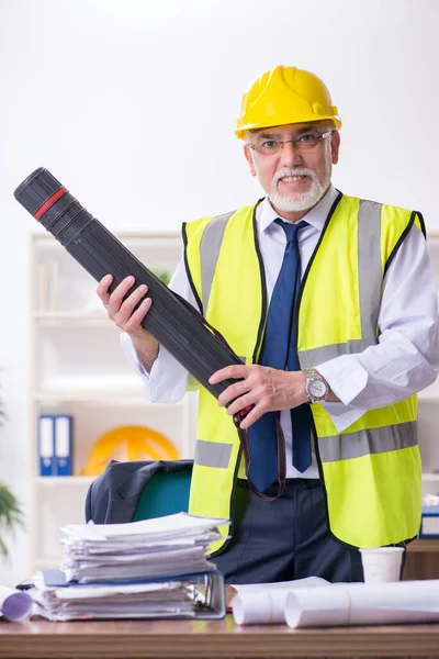 Gammal manlig arkitekt som arbetar på kontoret — Stockfoto