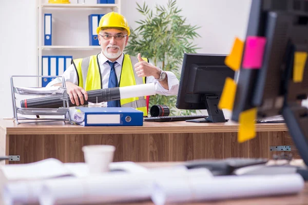 Velho arquiteto masculino trabalhando no escritório — Fotografia de Stock