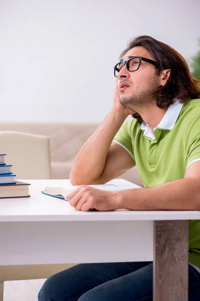 Ung manlig student förbereder sig för tentor hemma — Stockfoto