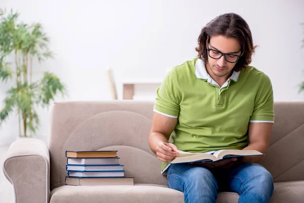 Giovane studente maschio preparazione per gli esami a casa — Foto Stock