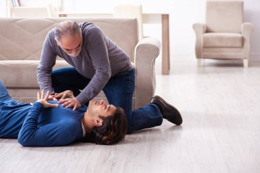 Büyükbaba ve torun ilk yardım konseptinde.