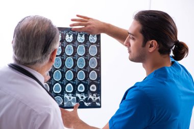 Klinikte çalışan iki erkek doktor.