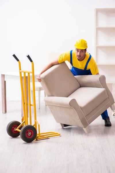 Young male contractor in relocation concept — Stock Photo, Image