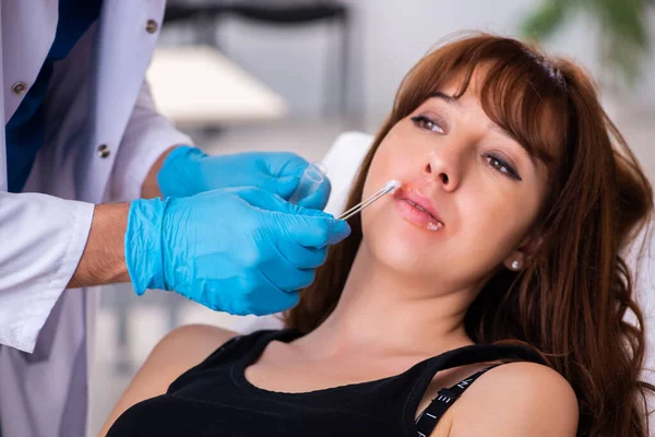 Mujer joven visitando dermatólogo médico masculino — Foto de Stock