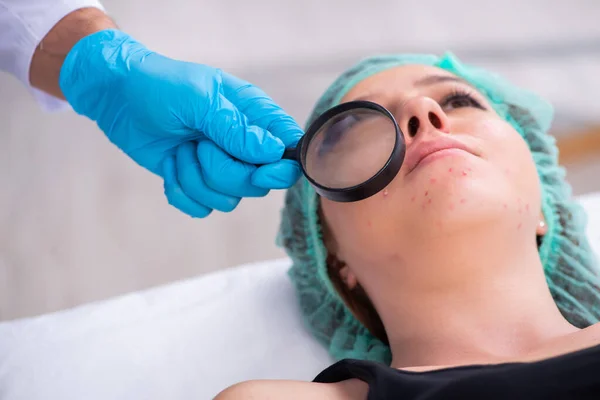 Mujer joven visitando dermatólogo médico masculino — Foto de Stock