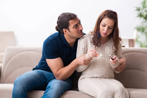 Férfi és terhes nő a dohányzásgátló koncepcióban — Stock Fotó