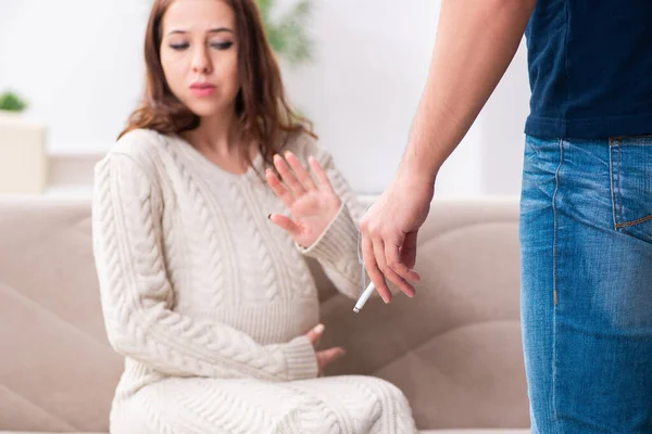 Homem e mulher grávida no conceito de anti-tabagismo — Fotografia de Stock