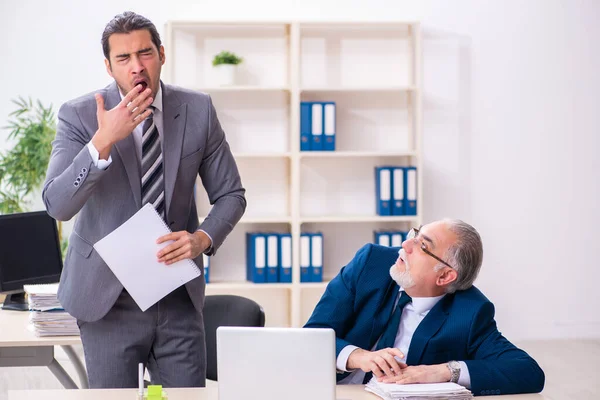 Dos empleados masculinos que trabajan en la oficina — Foto de Stock