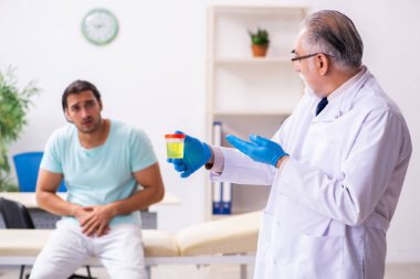 Genç erkek hasta, deneyimli doktoru ziyaret ediyor.