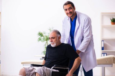 Yaşlı adam genç doktor travmatoloğu ziyaret ediyor.