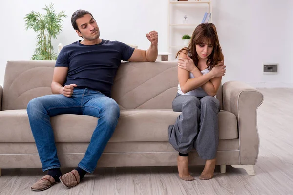 Casal jovem no conceito de violência doméstica — Fotografia de Stock