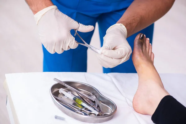 Dedo ferido mulher visitando médico traumatologista masculino — Fotografia de Stock