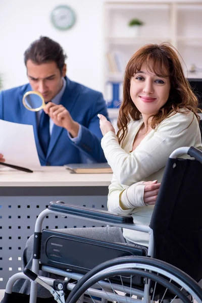 Injured woman and male judge in the courtroom — Stock Photo, Image