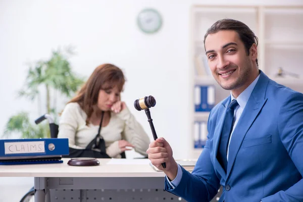 Verletzte Frau und männlicher Richter im Gerichtssaal — Stockfoto