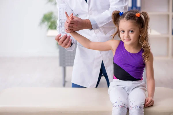 Menina pequena visitando jovem médico masculino — Fotografia de Stock