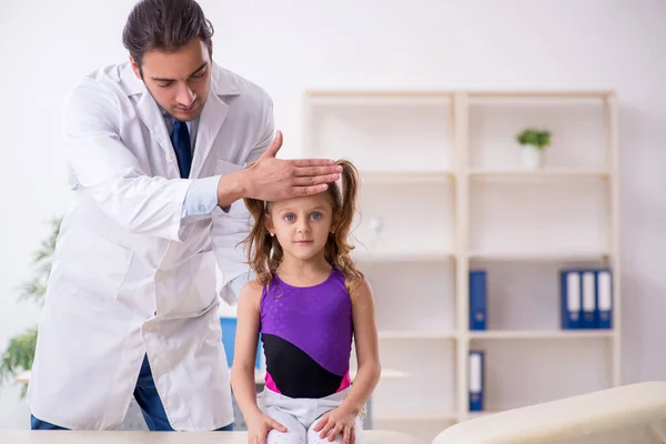 Klein meisje op bezoek bij jonge mannelijke arts — Stockfoto