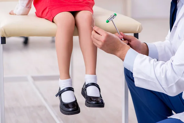 Menina pequena visitando jovem médico masculino — Fotografia de Stock