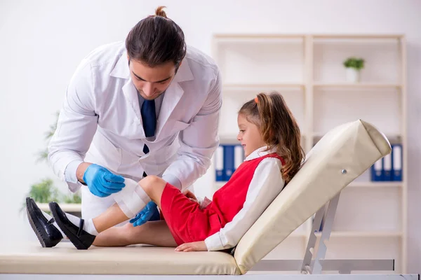 Piccola ragazza in visita giovane medico maschio — Foto Stock