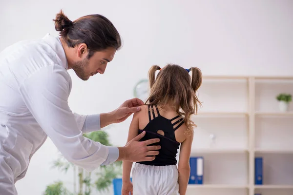 Small girl visiting young male doctor — Stock Image Small girl visiting young male doctor Stock Picture