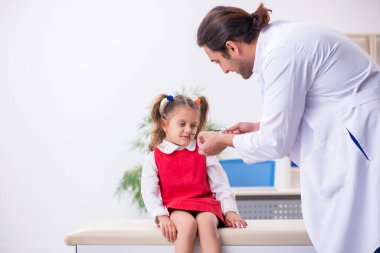 Küçük bir kız, genç bir doktoru ziyaret ediyor.