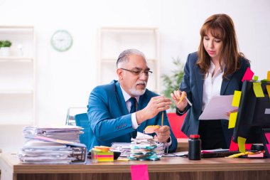 Ofiste iki çalışan ve aşırı çalışma.