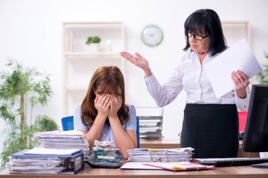 Ofiste iki kadın çalışan ve aşırı çalışma.