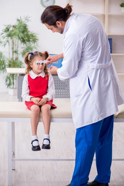 Kleines Mädchen besucht junge männliche Augenärztin — Stockfoto