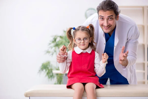 Kleines Mädchen besucht junge männliche Augenärztin — Stockfoto