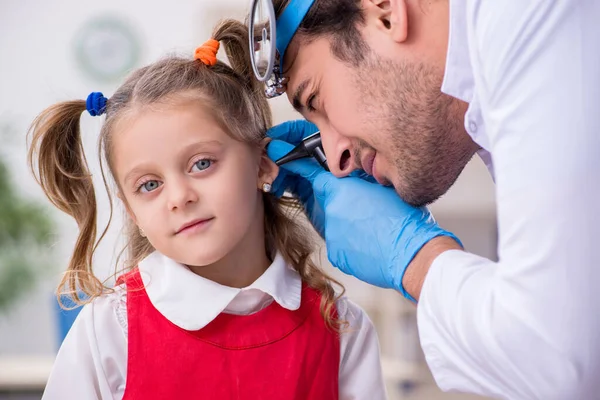 Klein meisje op bezoek bij jonge mannelijke arts otorhinolaryngoloog — Stockfoto