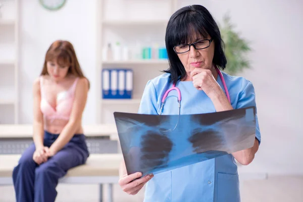 Genç bir kadın yaşlı doktor onkolojisti ziyaret ediyor. Göğüs kanseri. — Stok fotoğraf