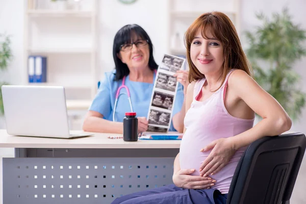 Jeune femme enceinte visite médecin gynécologue expérimenté — Photo