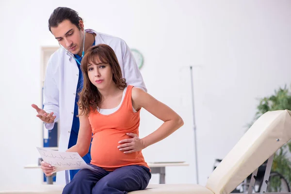 Zwangere vrouw op bezoek bij mannelijke gynaecoloog — Stockfoto