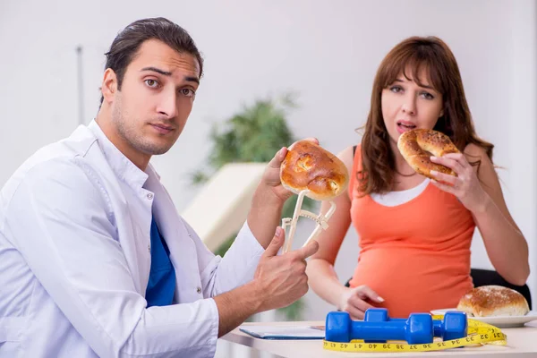 Mujer embarazada visitando médico ginecólogo masculino — Foto de Stock