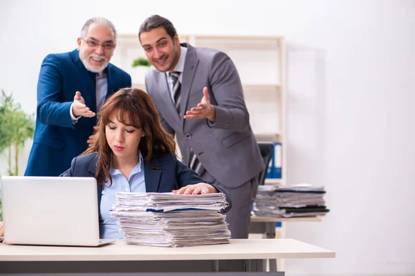 Due dipendenti maschi e una donna che lavorano in ufficio — Foto Stock