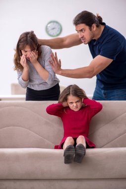 Genç bir çift ve aile içi çatışma konsepti.